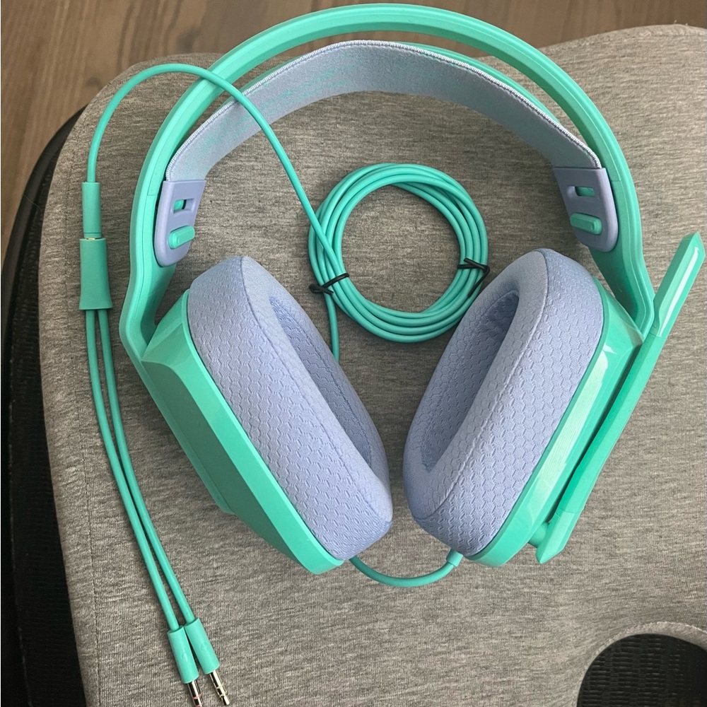 NWOT Logitech G335 Wired Over-Ear Headphones-Memory foam ear pads & flip mic